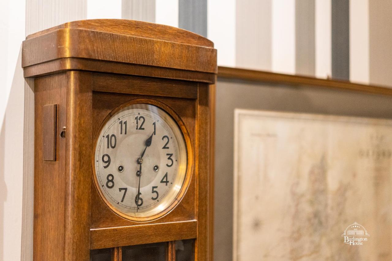 オックスフォード Burlington House Boutique Bed & Breakfast エクステリア 写真 Clock in the lobby