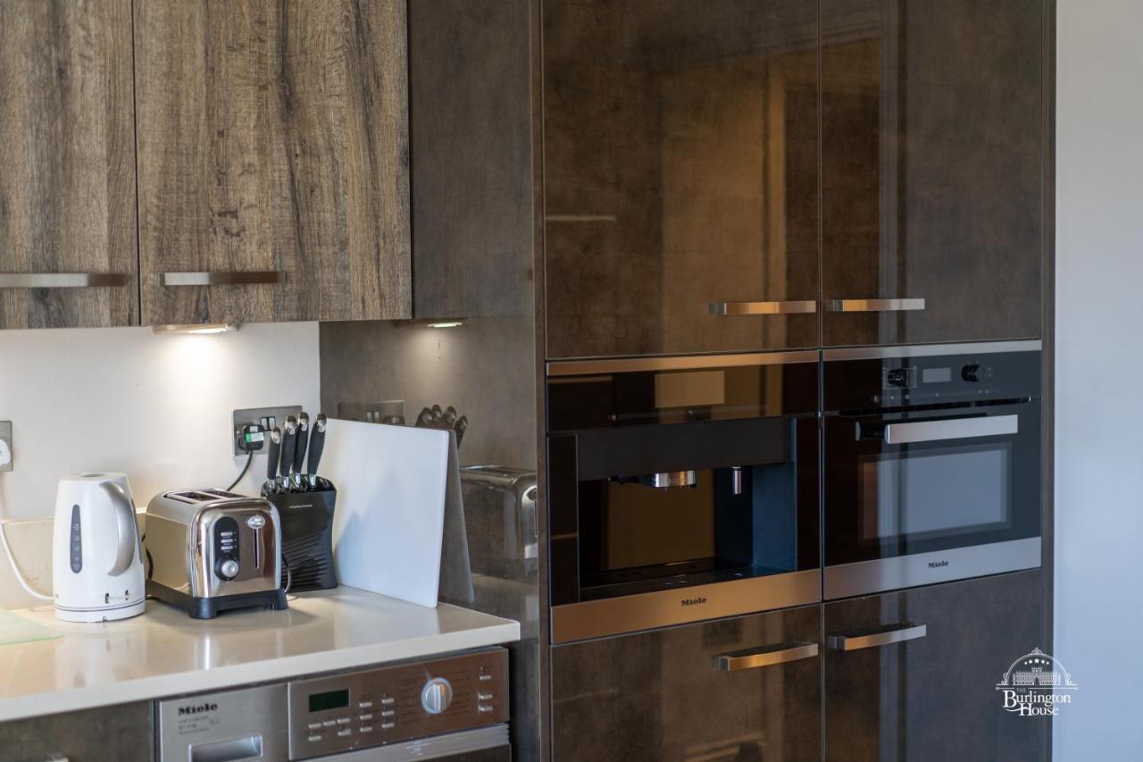 オックスフォード Burlington House Boutique Bed & Breakfast エクステリア 写真 A kitchen with a built-in microwave oven