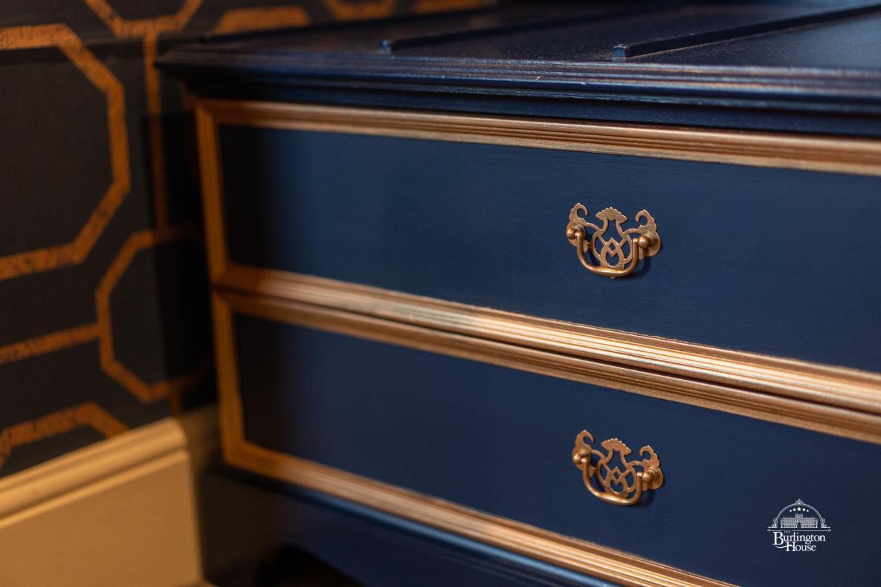 オックスフォード Burlington House Boutique Bed & Breakfast エクステリア 写真 A piece of furniture painted in a blue and gold colour combination