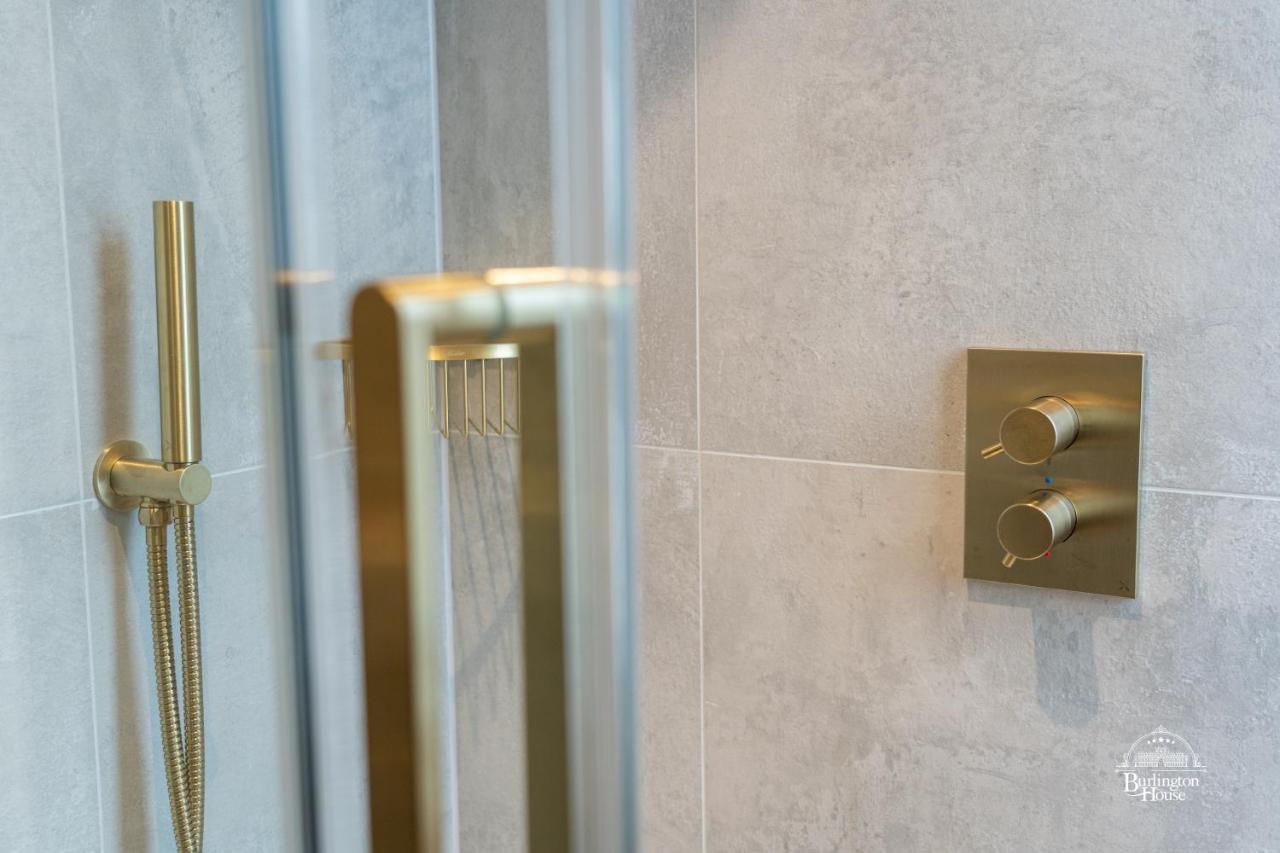オックスフォード Burlington House Boutique Bed & Breakfast エクステリア 写真 A shower mixer