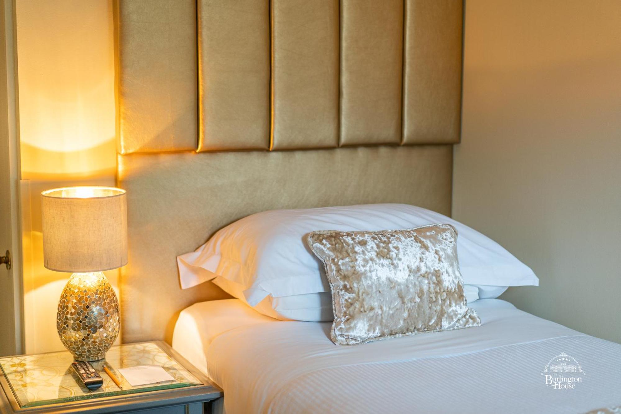 オックスフォード Burlington House Boutique Bed & Breakfast 部屋 写真 A bed with a headboard