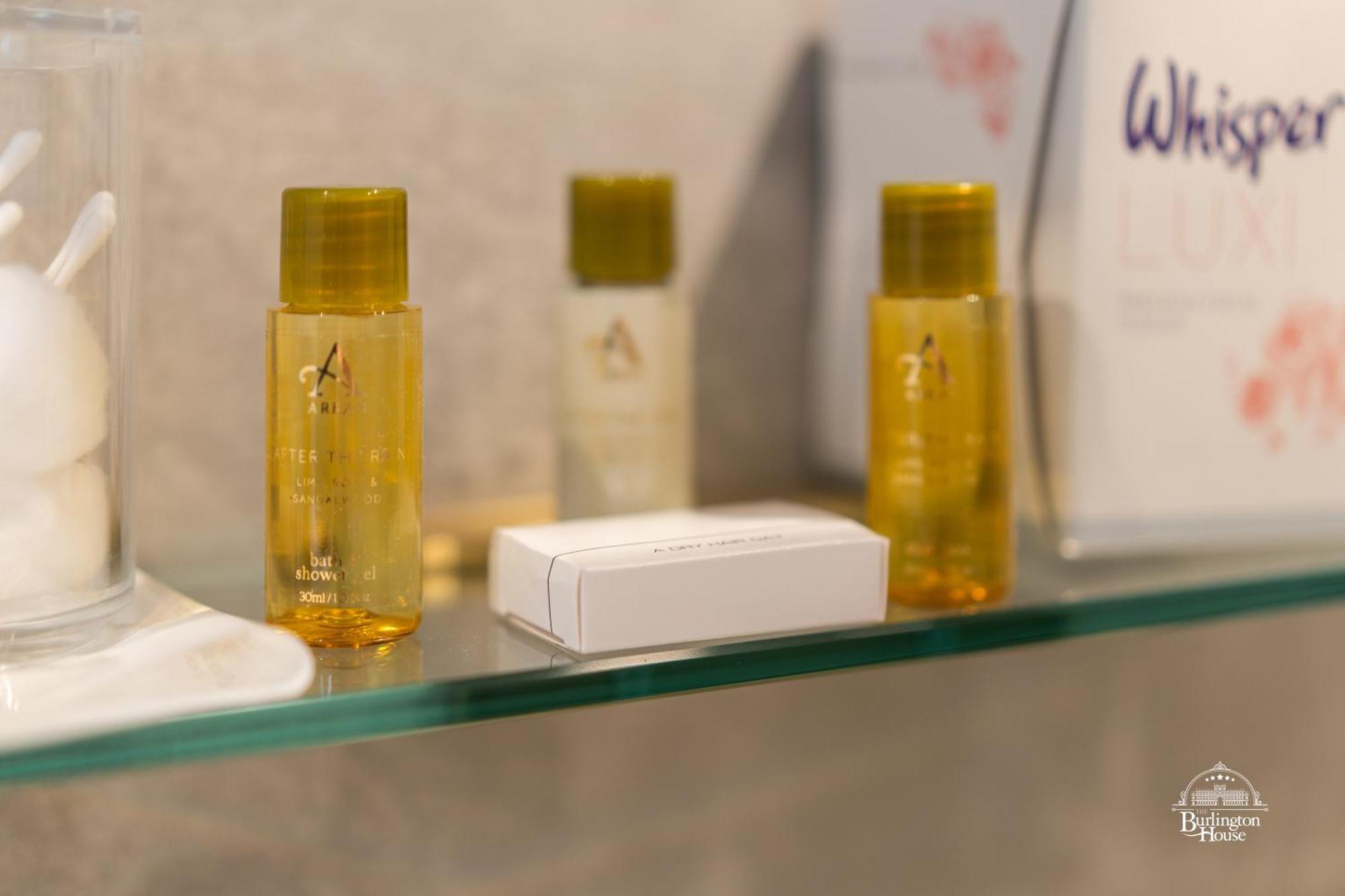 オックスフォード Burlington House Boutique Bed & Breakfast 部屋 写真 A selection of amenities by the brand