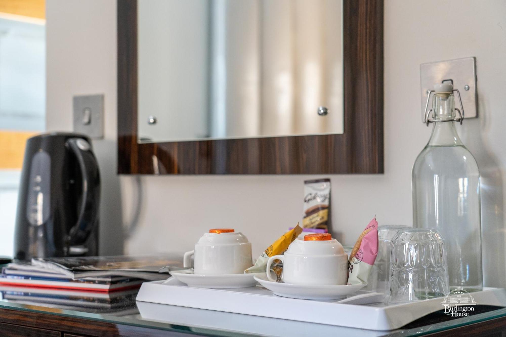 オックスフォード Burlington House Boutique Bed & Breakfast 部屋 写真 A hospitality tray in a hotel room