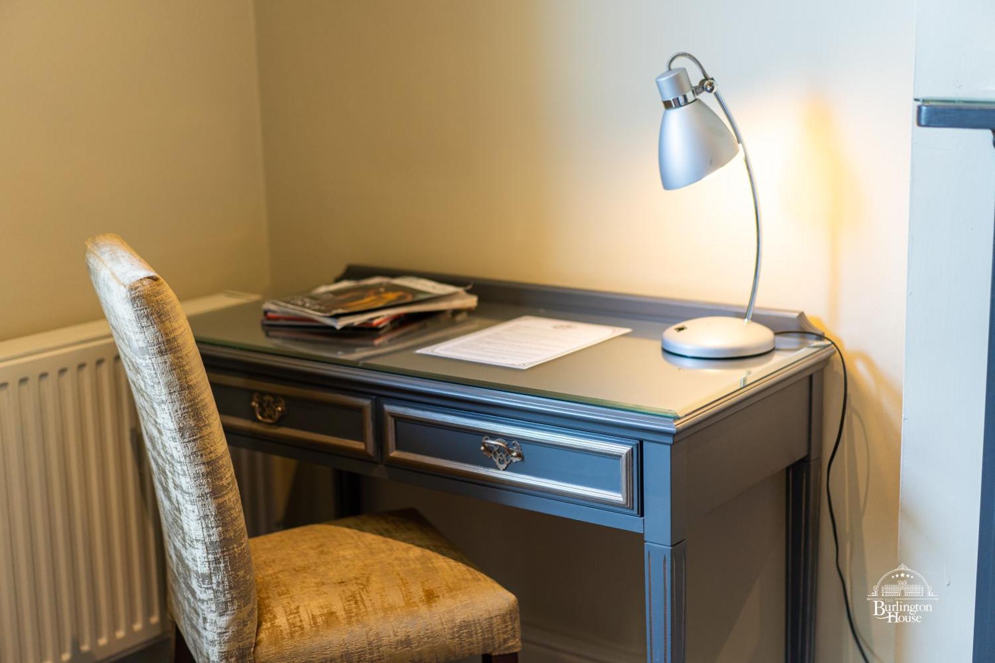 オックスフォード Burlington House Boutique Bed & Breakfast 部屋 写真 A desk lamp