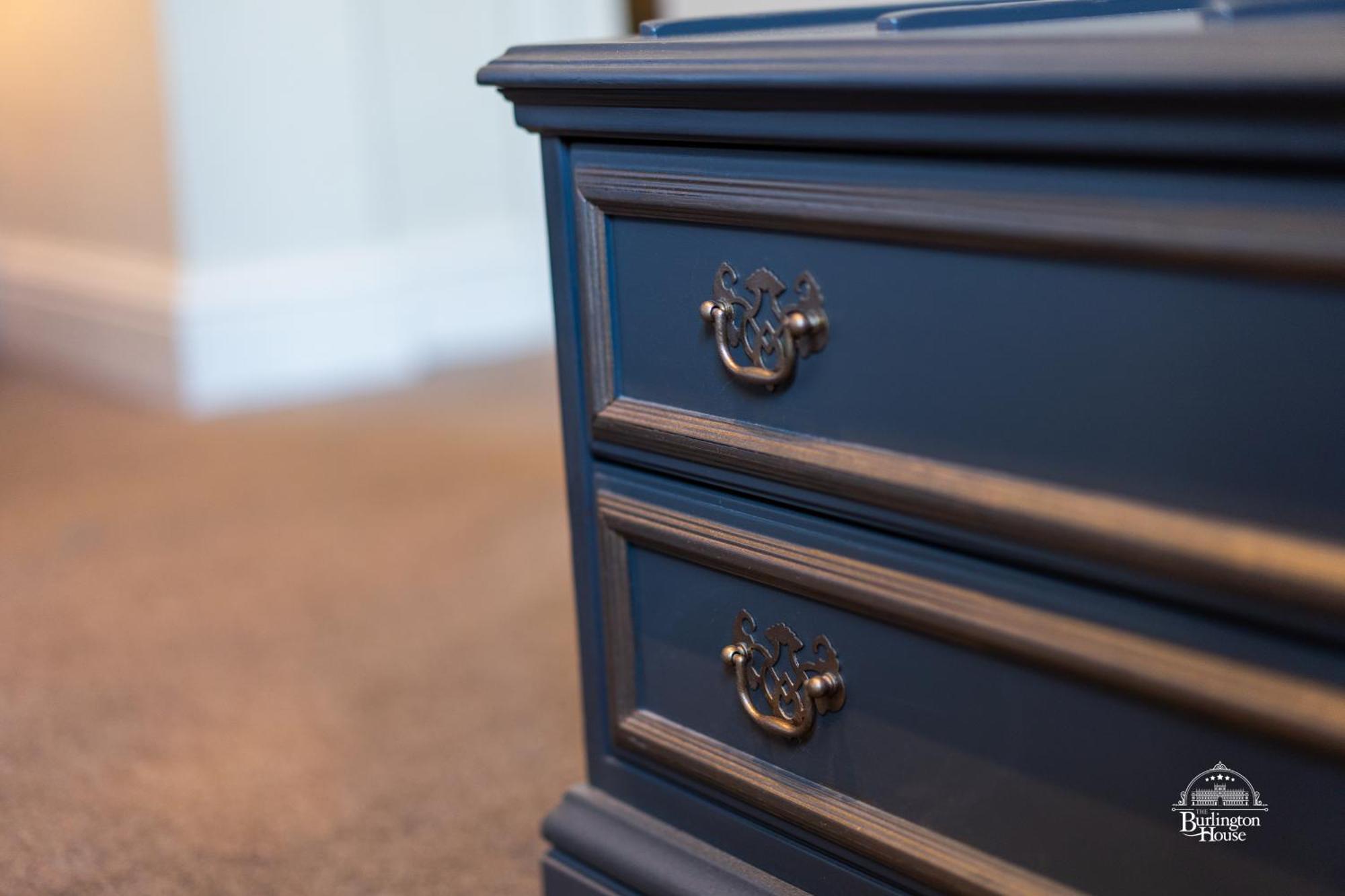 オックスフォード Burlington House Boutique Bed & Breakfast 部屋 写真 A blue painted nightstand