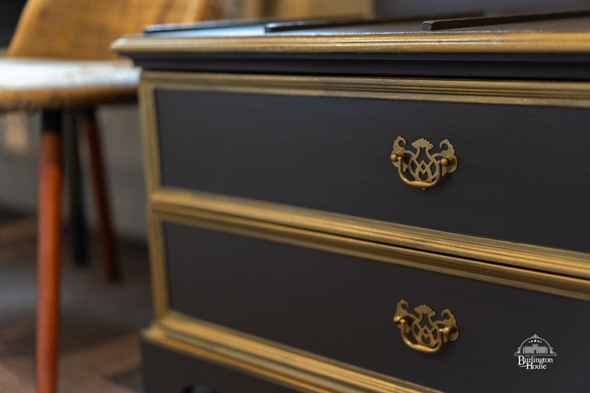 オックスフォード Burlington House Boutique Bed & Breakfast 部屋 写真 A piece of furniture with a gold leaf finish