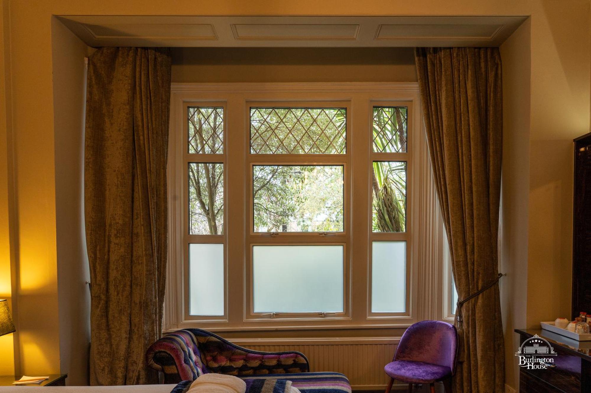オックスフォード Burlington House Boutique Bed & Breakfast 部屋 写真 Window with leaded glass
