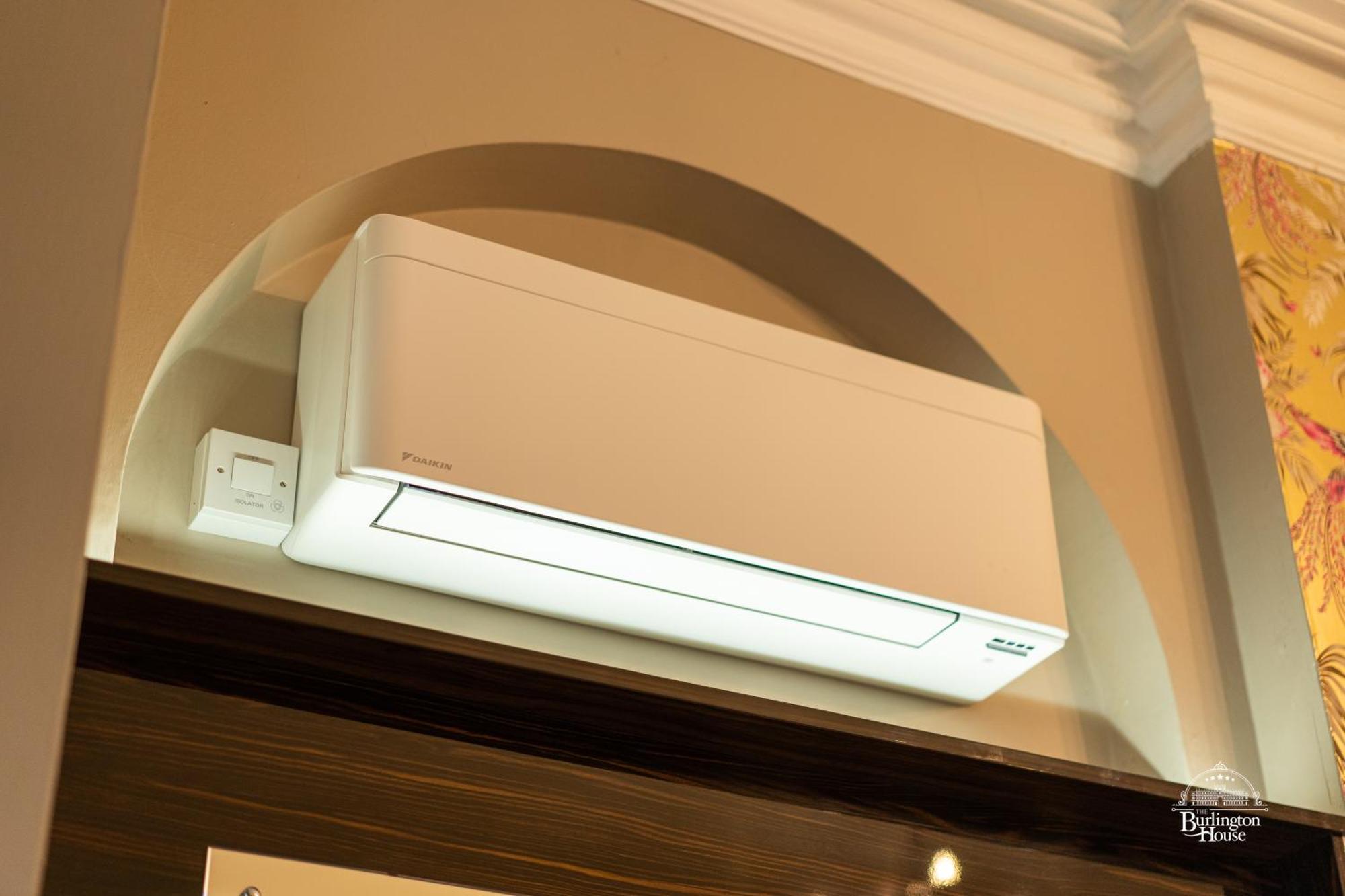 オックスフォード Burlington House Boutique Bed & Breakfast 部屋 写真 A wall-mounted air conditioner
