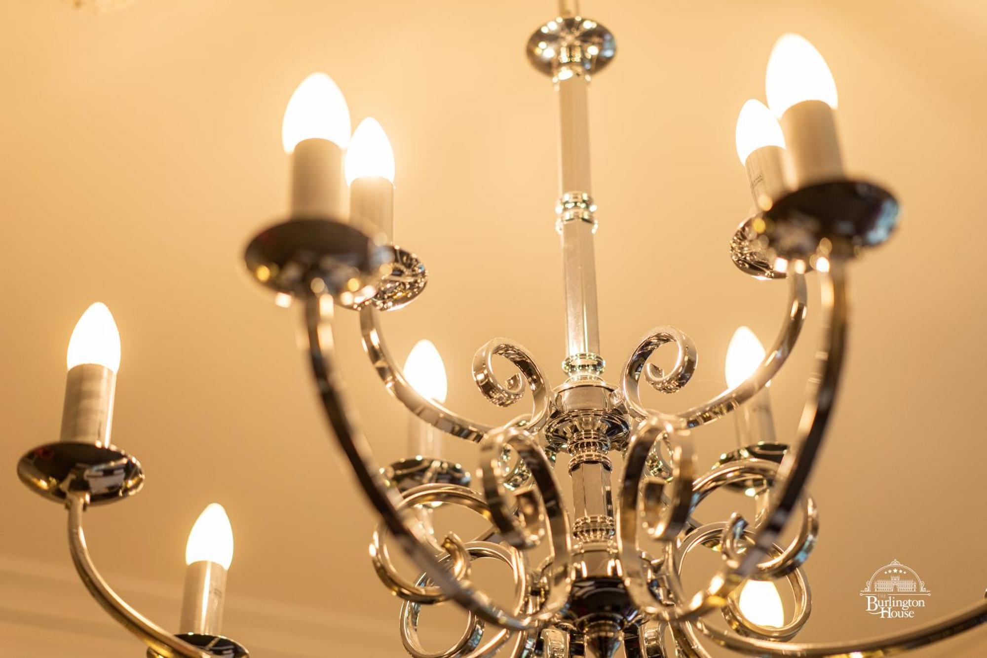オックスフォード Burlington House Boutique Bed & Breakfast 部屋 写真 A chandelier