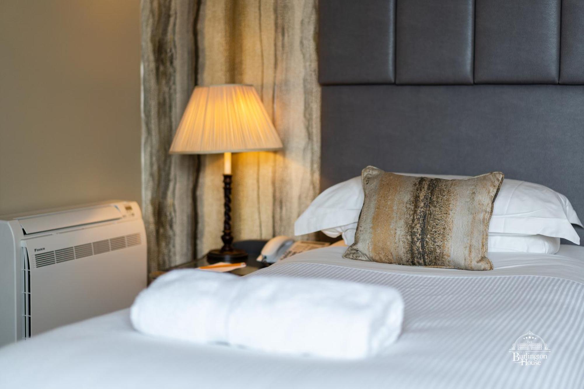 オックスフォード Burlington House Boutique Bed & Breakfast 部屋 写真 A bed with a lamp and a pillow