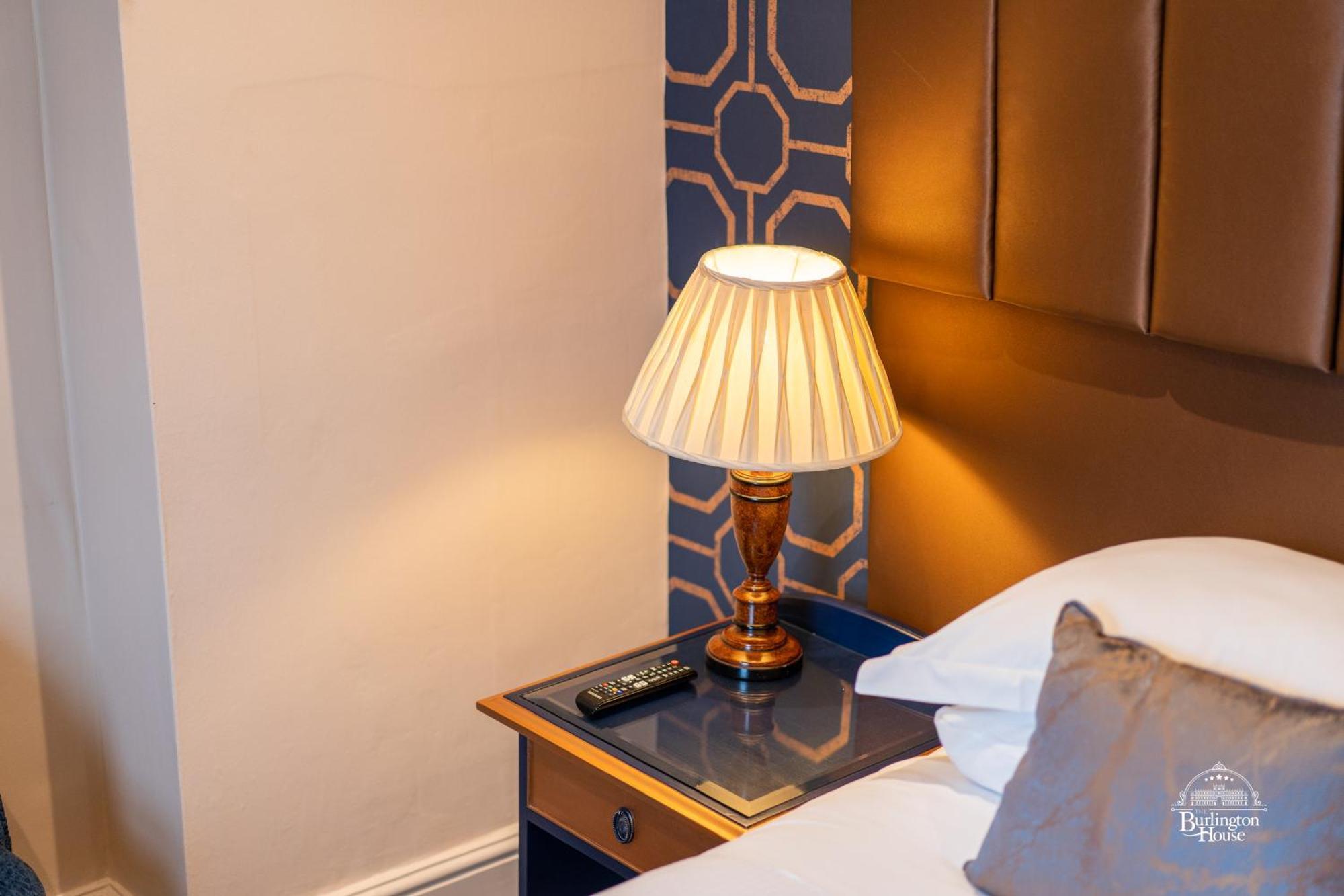 オックスフォード Burlington House Boutique Bed & Breakfast 部屋 写真 A table lamp