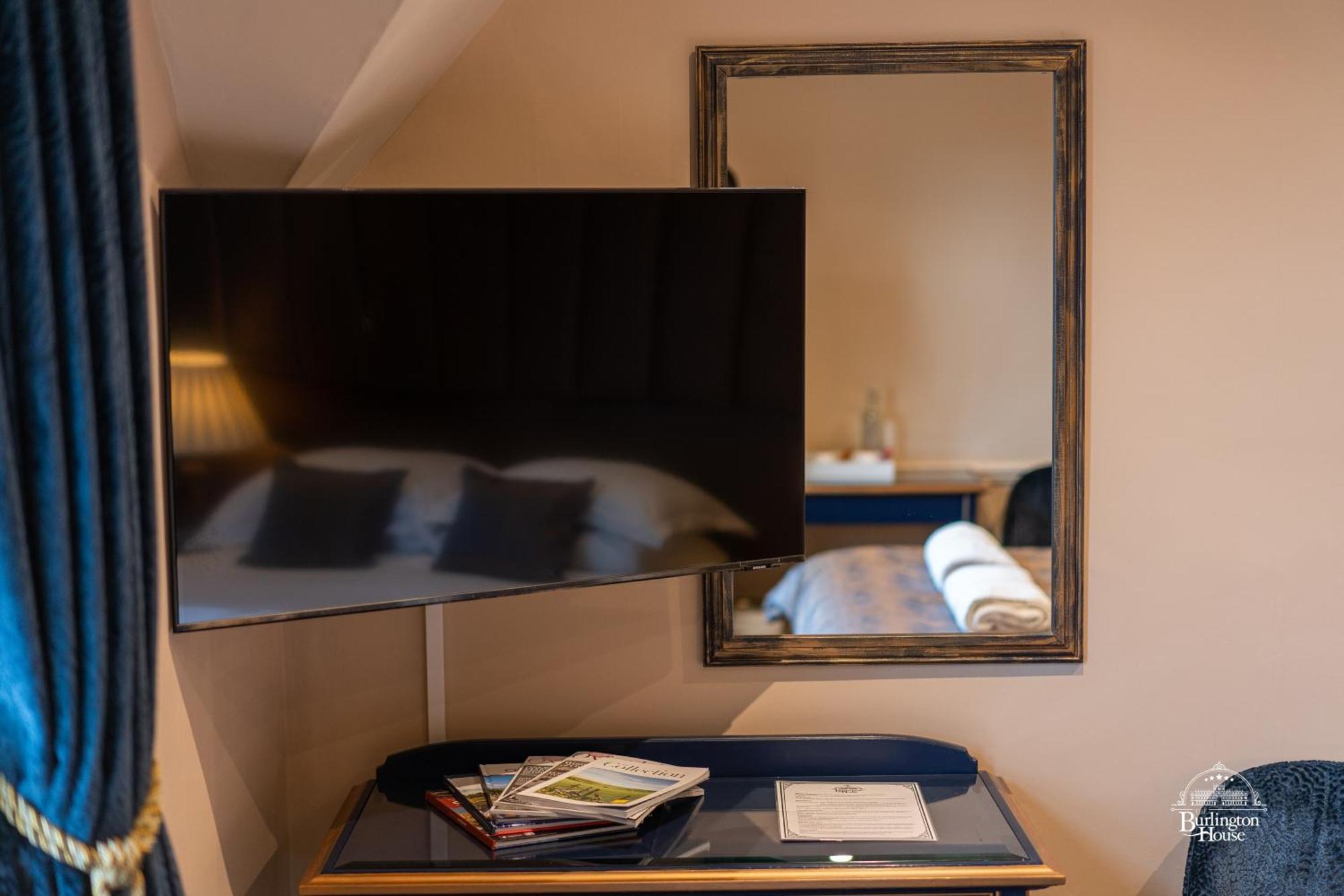 オックスフォード Burlington House Boutique Bed & Breakfast 部屋 写真 A television in a hotel room