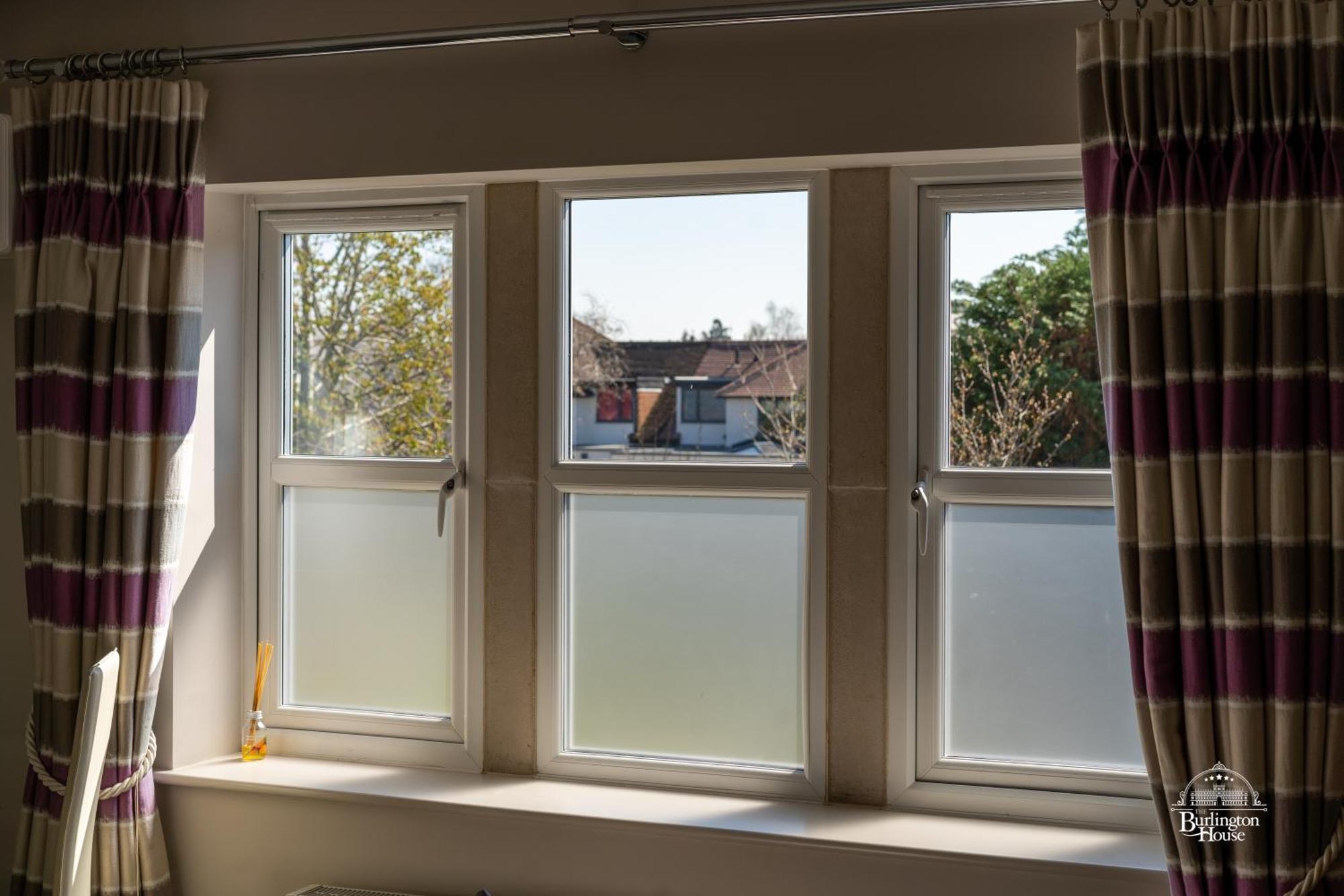 オックスフォード Burlington House Boutique Bed & Breakfast エクステリア 写真 A window with a privacy film installed